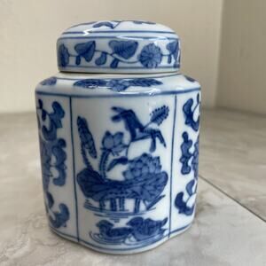 Vintage Chinese Blue and White Porcelain 4" tall Ginger Jar w Lid Rhombus Shape